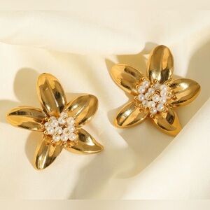 Pearl Flower Earrings 18k Gold Plated